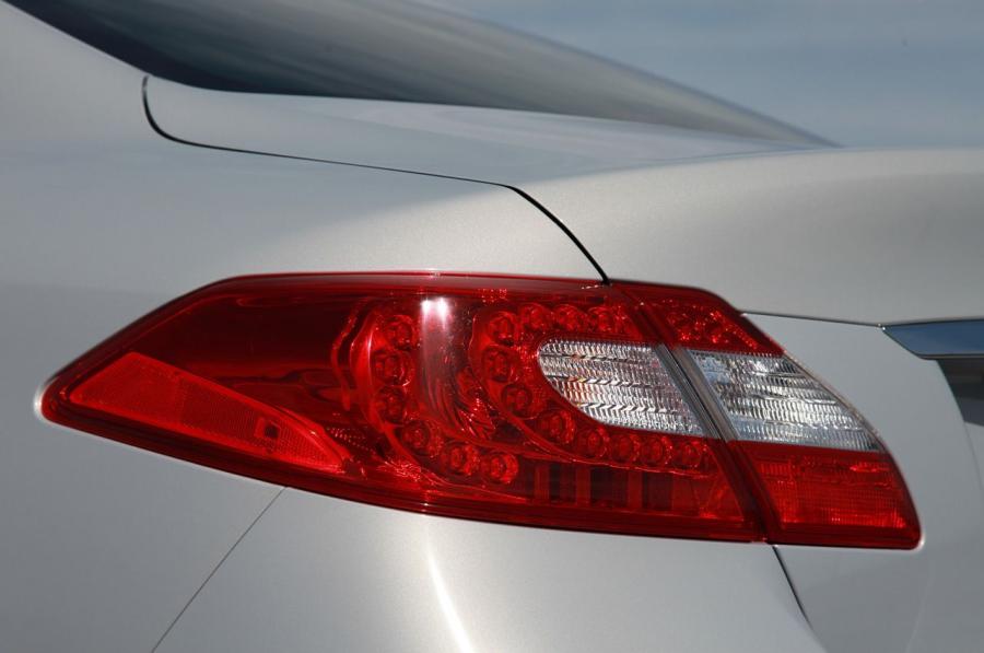  Infiniti M35h 2012 года  (фото 32 из 44)